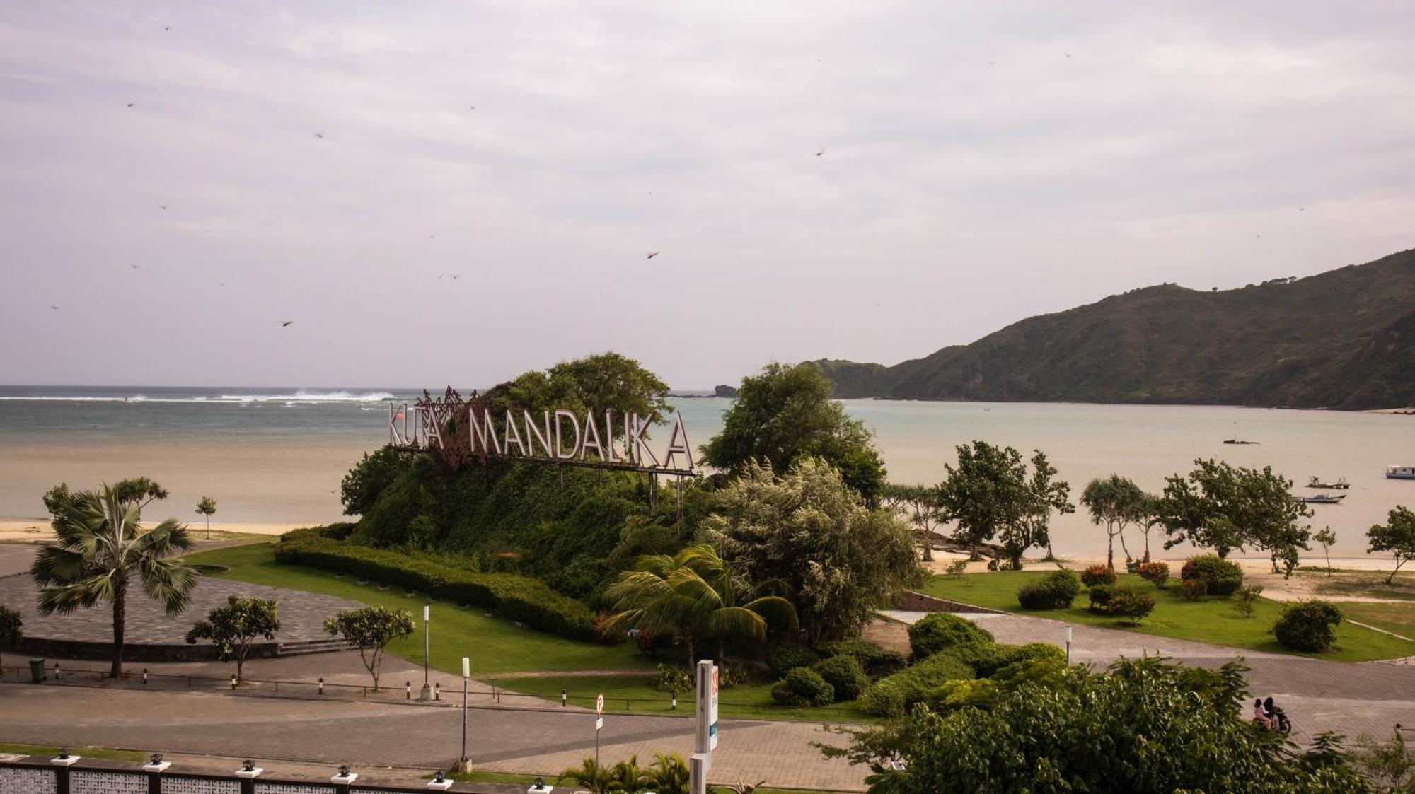 Raja Hotel Kuta Mandalika Resort & Convention Exterior photo
