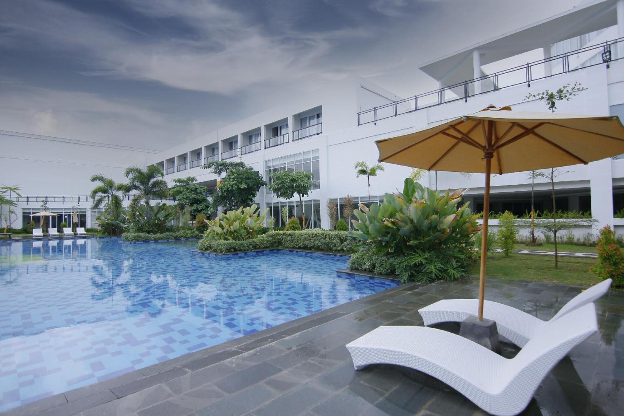 Raja Hotel Kuta Mandalika Resort & Convention Exterior photo