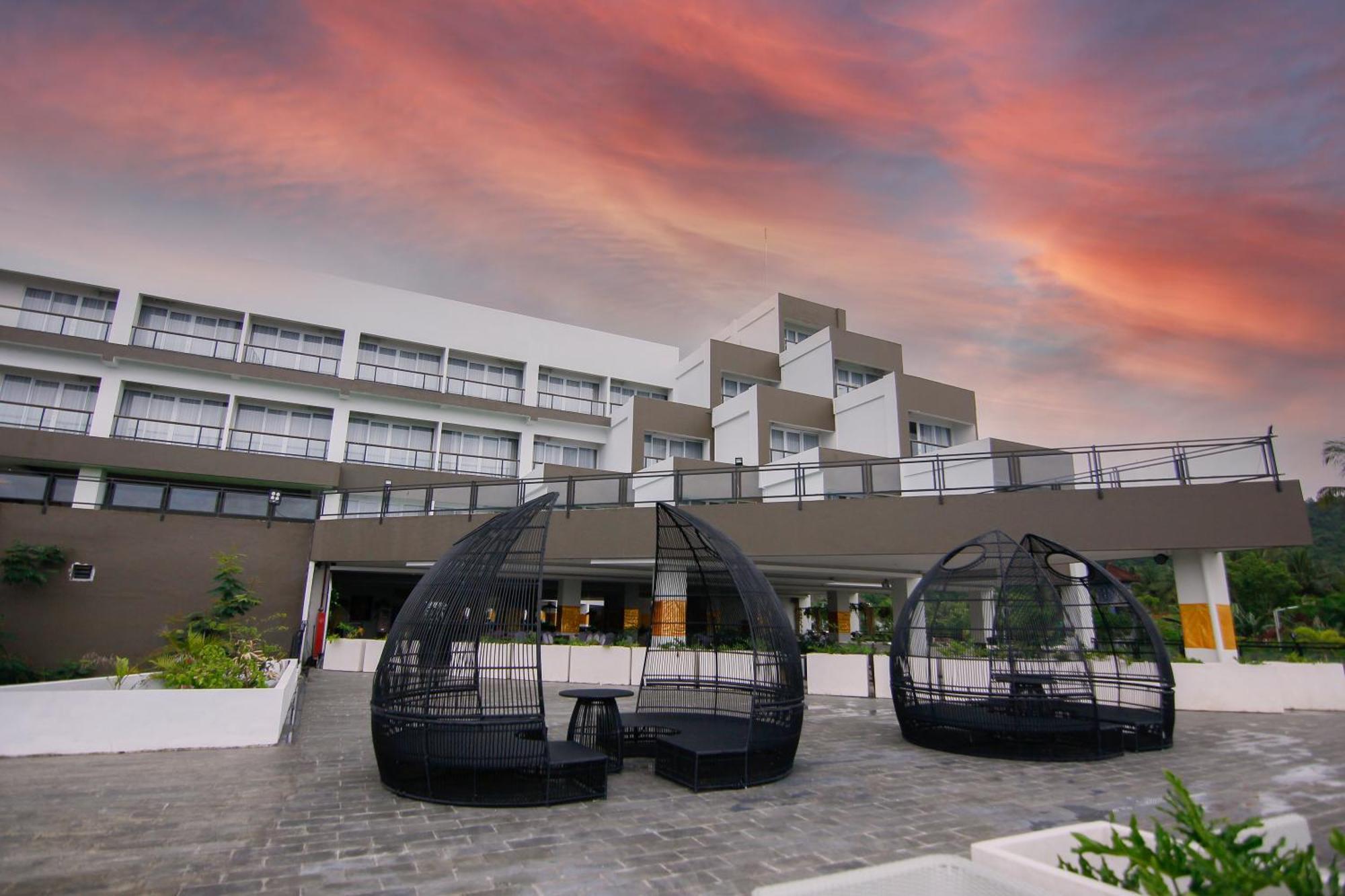 Raja Hotel Kuta Mandalika Resort & Convention Exterior photo